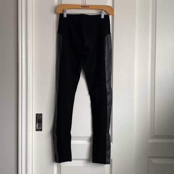 Kensie - Black Leggings with Faux Croc Leather Stripe - Picture 3 of 12